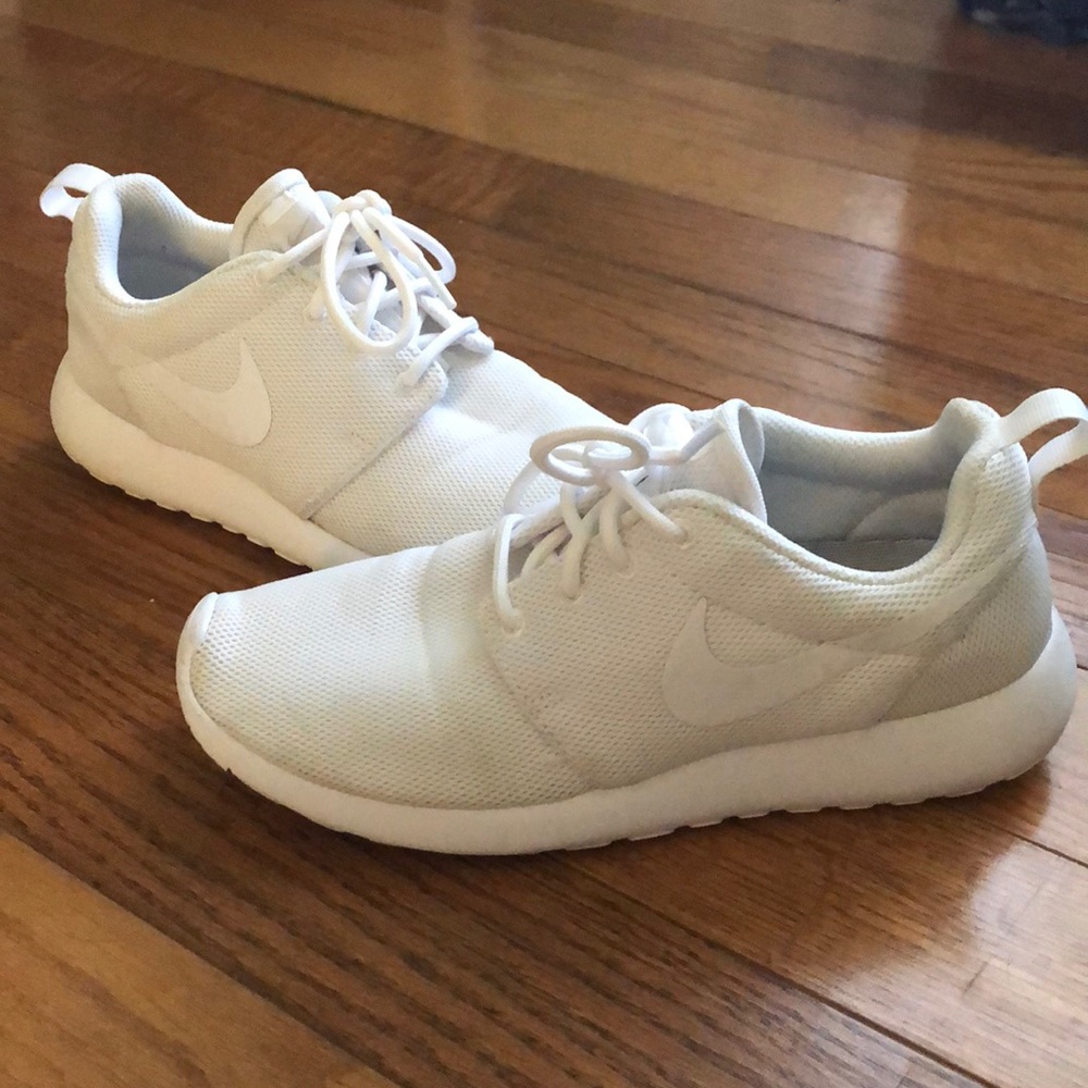 Nike Roshe Women’s All White
